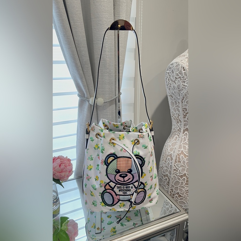 MOSCHINO 🧸
Teddy Bear Bucket Bag